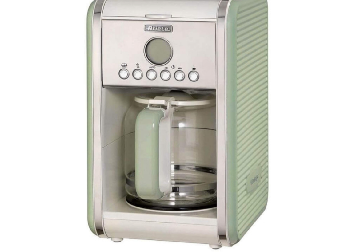Macchina da Caffè Americano Vintage Verde
1342/04
Macchina per caffè americano, drip coffee con caraffa in vetro da 4-12 tazze. Programmabile fino a 24 ore prima.