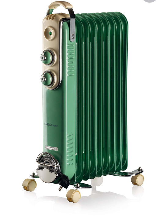 Vintage
Radiatore a olio 9 elementi Verde
0838/14
Elementi riscaldanti attivi in pochi minuti. 3 Livelli di potenza. Pratico, maneggevole e facilmente trasportabile grazie alla maniglia incorporata e alle 4 ruote girevoli a 360°.