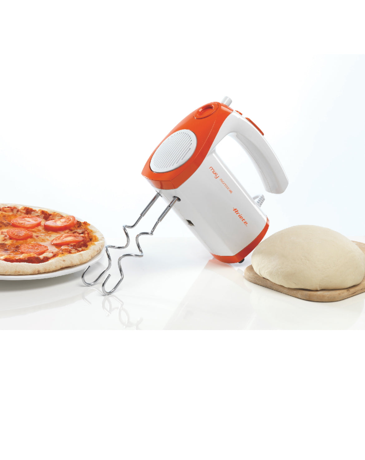 Mixy Professional
1565/11
Sbattitore elettrico con ciotola rotante da 2,4 Litri. 2 set di fruste in Acciaio Inox per montare e per impastare. 5 velocità + Turbo.