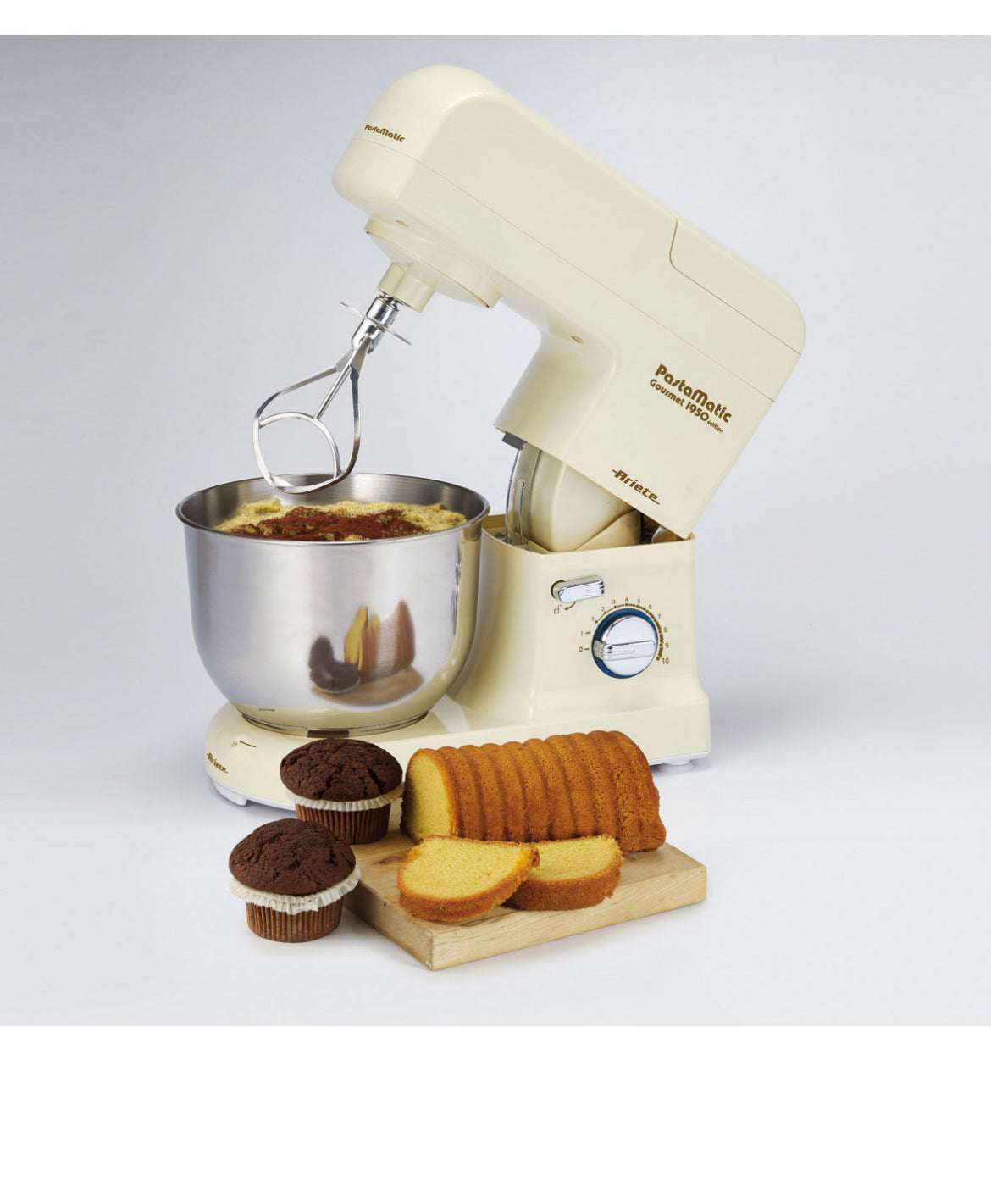 Pastamatic Gourmet 1950 edition
1596/11
Planetaria con Frullatore dal design anni ‘50. Due ganci e una frusta per impastare, amalgamare e montare. Ciotola in Acciaio Inox, Frullatore con bicchiere in vetro e 10 velocità