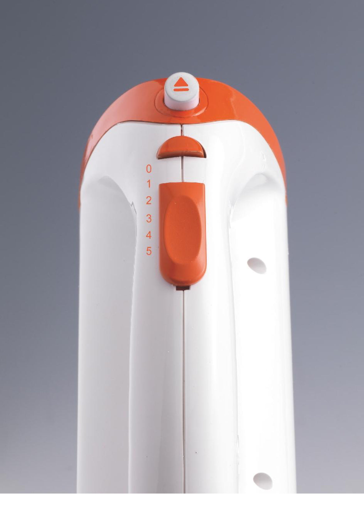 Mixy Professional
1565/11
Sbattitore elettrico con ciotola rotante da 2,4 Litri. 2 set di fruste in Acciaio Inox per montare e per impastare. 5 velocità + Turbo.