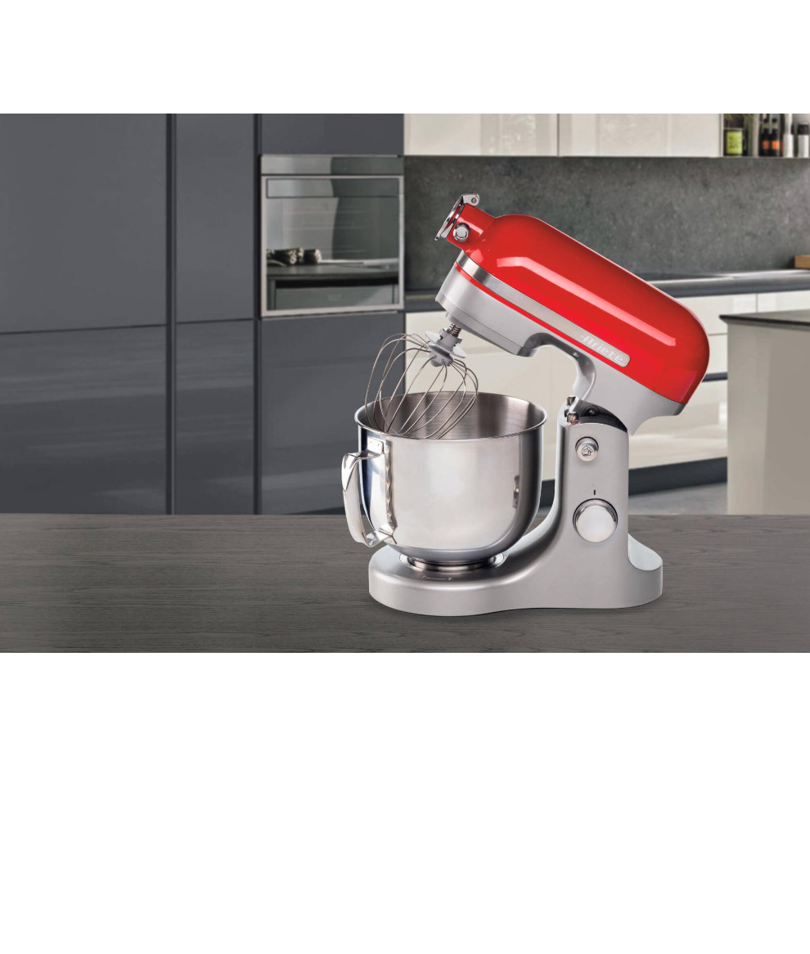 Impastatrice Moderna Rossa
1589/00
Planetaria in alluminio pressofuso, design elegante e capiente tazza in acciaio inox da 5,5L con maniglia. Solida, silenziosa e potente grazie ai 1600W e alle 11 velocità di movimento planetario, è ideale per amalgamare,