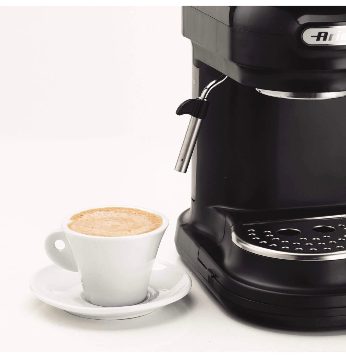 Macchina da caffè espresso con macinacaffè Moderna Nero
1318/02
Macinacaffè con erogatore. Filtro per 1 o 2 tazze.15 bar pressione. Autospegnimento. Cappuccinatore. Nero