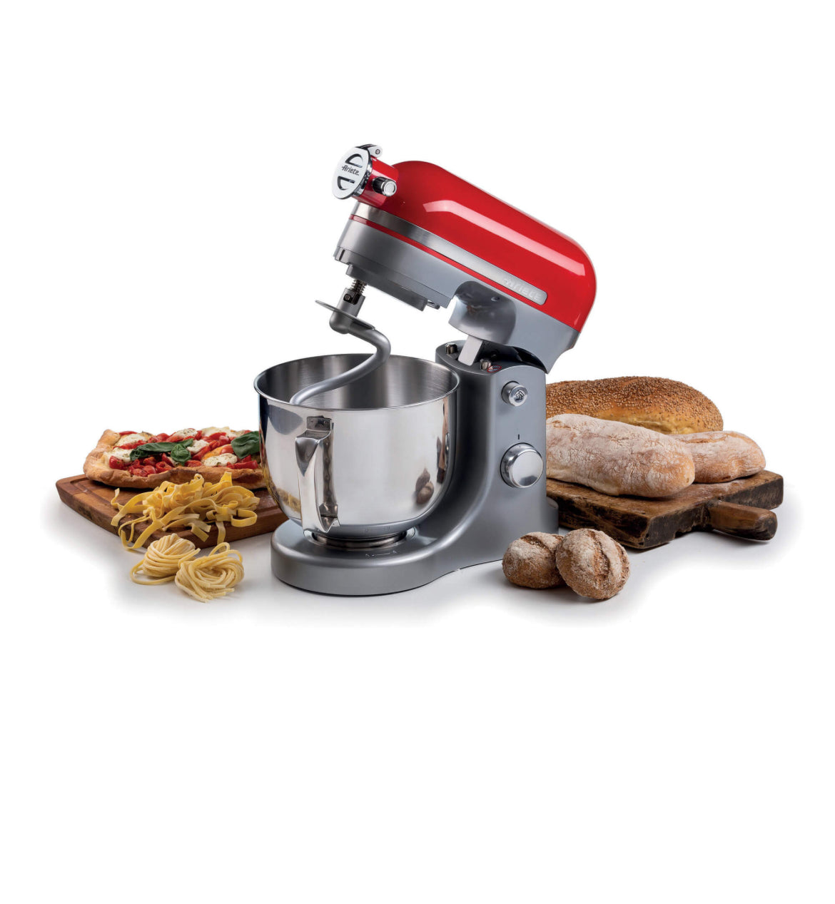 Impastatrice Moderna Rossa
1589/00
Planetaria in alluminio pressofuso, design elegante e capiente tazza in acciaio inox da 5,5L con maniglia. Solida, silenziosa e potente grazie ai 1600W e alle 11 velocità di movimento planetario, è ideale per amalgamare,