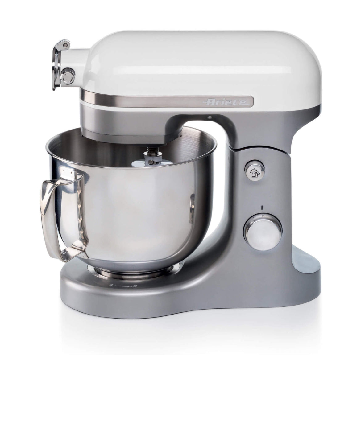 Impastatrice Moderna Bianca
1589/01
Planetaria in alluminio pressofuso, design elegante e capiente tazza in acciaio inox da 5,5L con maniglia. Solida, silenziosa e potente grazie ai 1600W e alle 11 velocità di movimento planetario, è ideale per amalgamare