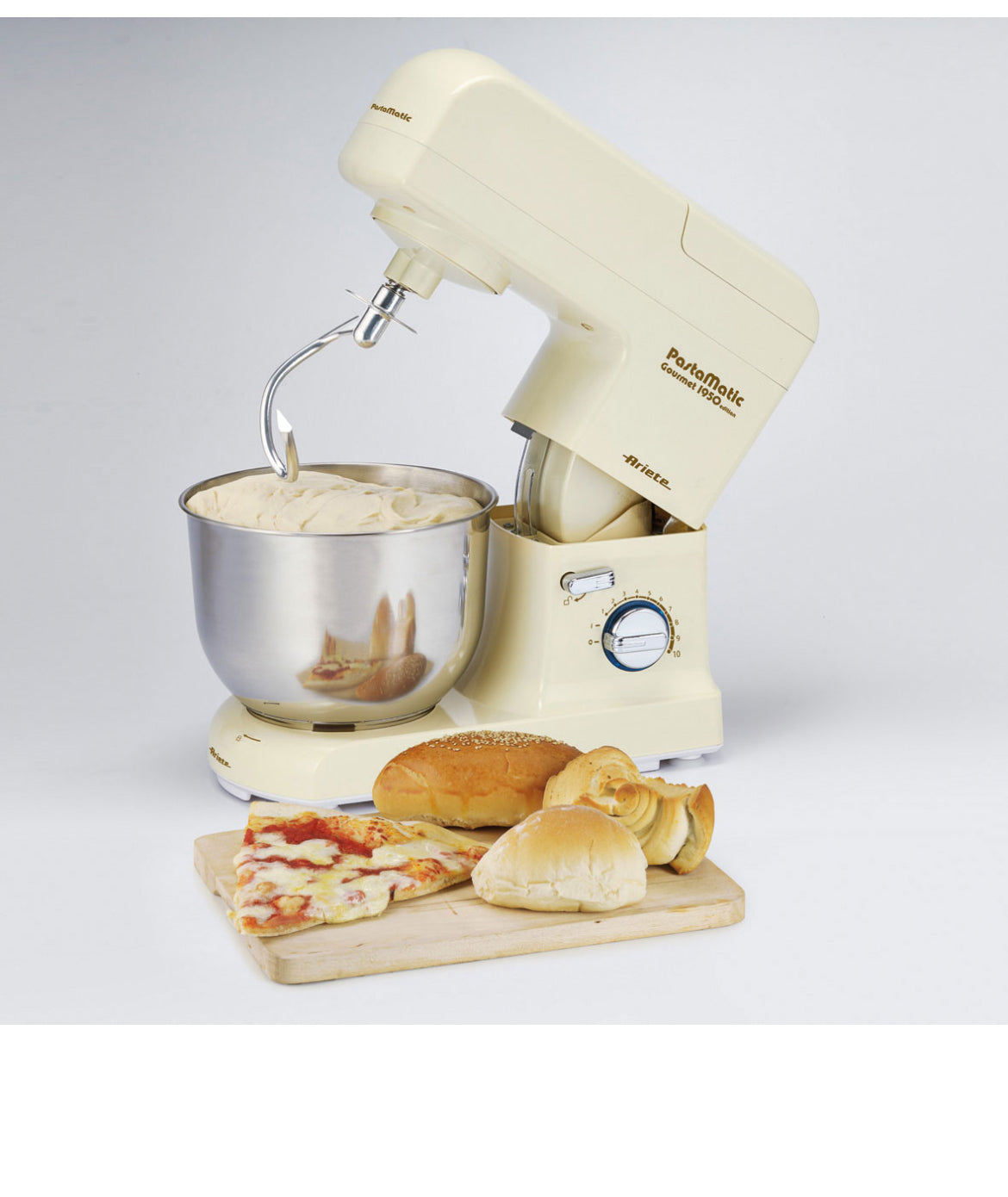 Pastamatic Gourmet 1950 edition
1596/11
Planetaria con Frullatore dal design anni ‘50. Due ganci e una frusta per impastare, amalgamare e montare. Ciotola in Acciaio Inox, Frullatore con bicchiere in vetro e 10 velocità