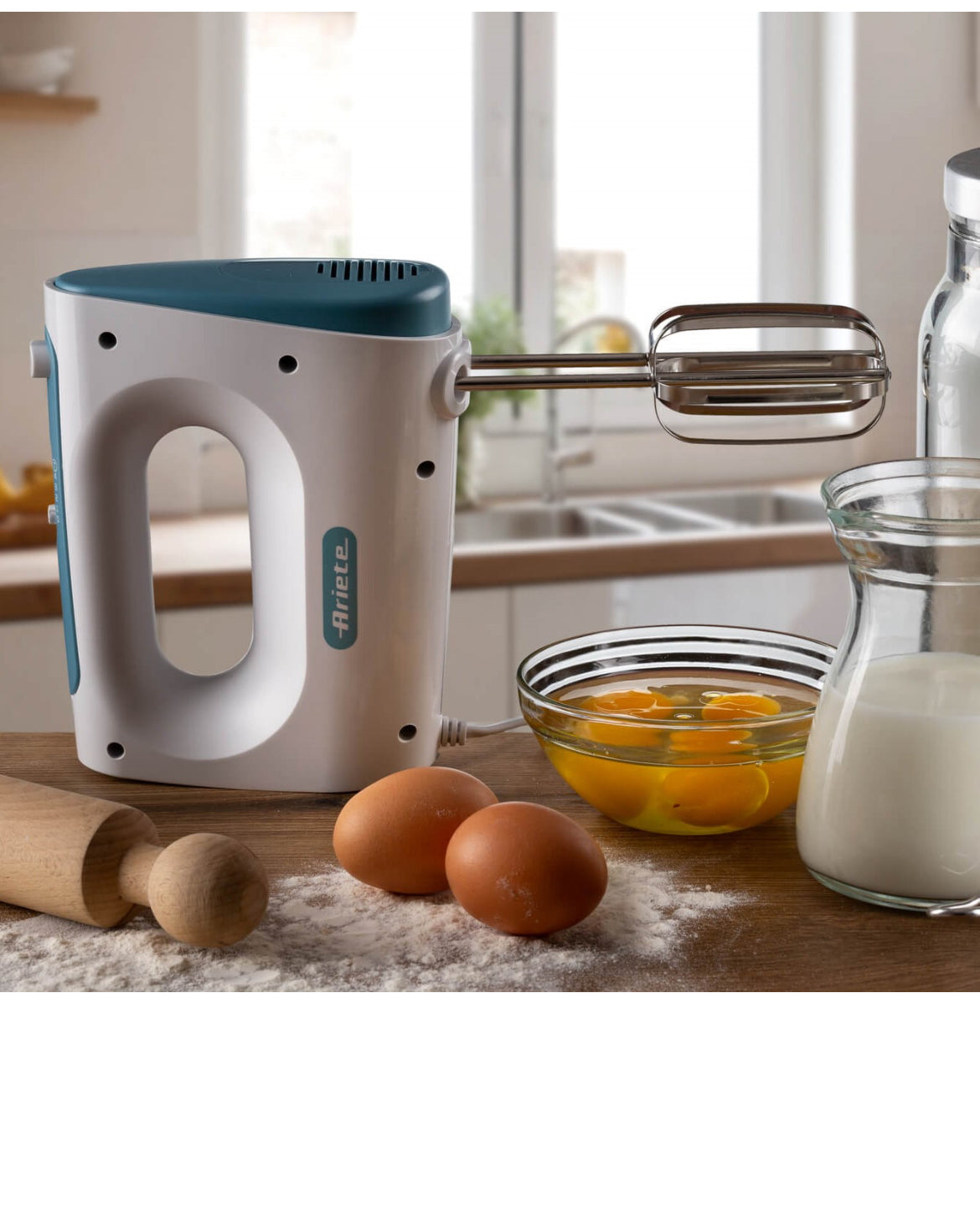 Sbattitore elettrico Breakfast White & Aegean teal
1545/01
Miglior omogeneità dei prodotti e tempi di lavorazione ridotti. 450W. 5 velocità + Funzione Turbo con fruste elettriche per montare e impastare. Bianco & Celeste