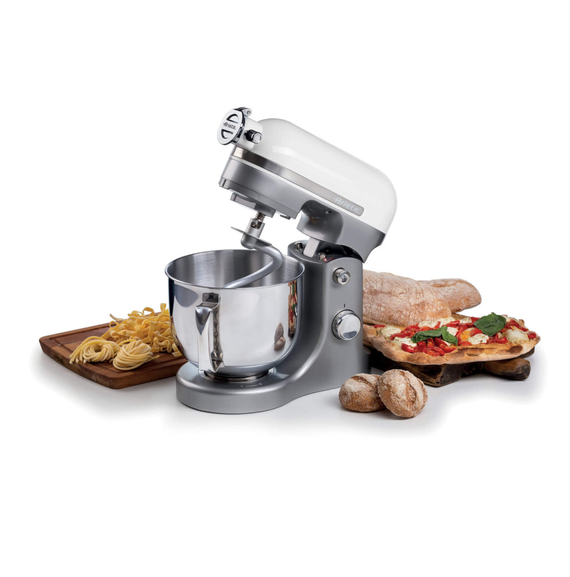 Impastatrice Moderna Bianca
1589/01
Planetaria in alluminio pressofuso, design elegante e capiente tazza in acciaio inox da 5,5L con maniglia. Solida, silenziosa e potente grazie ai 1600W e alle 11 velocità di movimento planetario, è ideale per amalgamare
