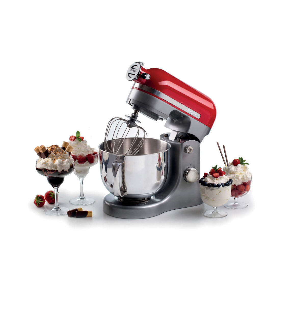 Impastatrice Moderna Rossa
1589/00
Planetaria in alluminio pressofuso, design elegante e capiente tazza in acciaio inox da 5,5L con maniglia. Solida, silenziosa e potente grazie ai 1600W e alle 11 velocità di movimento planetario, è ideale per amalgamare,