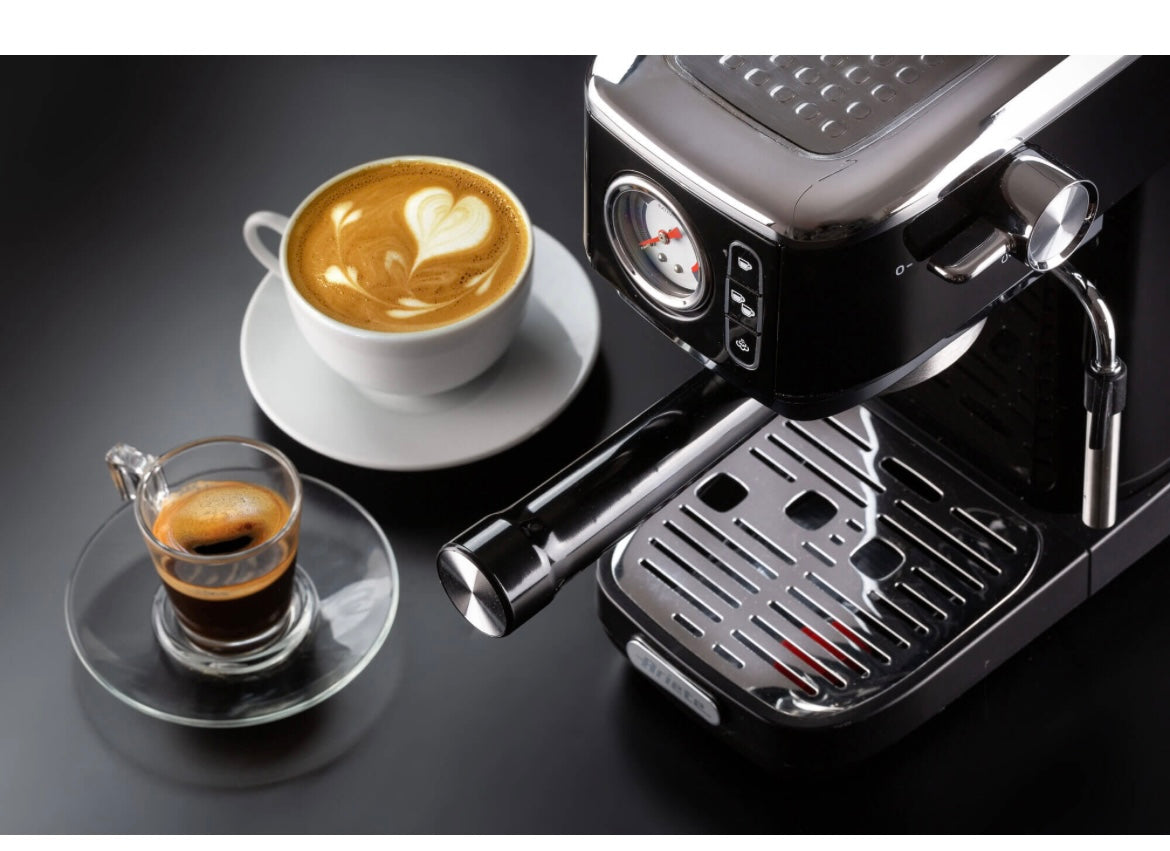 Macchina per caffè espresso Metal con manometro 1381 Nero
1381/32
Solida preziosa e compatta per caffè gustosi e cappuccini cremosi grazie al dispositivo Maxi-Cappuccino. Manometro integrato. Compatibile con polvere di caffè e cialde ESE. Erogazione acqua