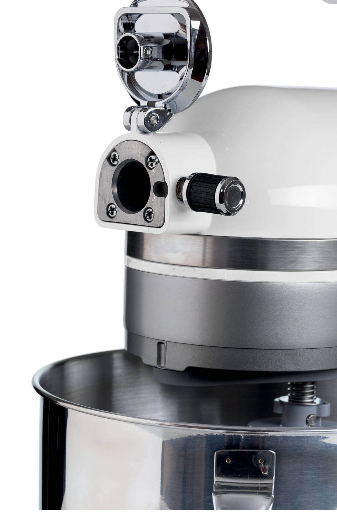 Impastatrice Moderna Bianca
1589/01
Planetaria in alluminio pressofuso, design elegante e capiente tazza in acciaio inox da 5,5L con maniglia. Solida, silenziosa e potente grazie ai 1600W e alle 11 velocità di movimento planetario, è ideale per amalgamare