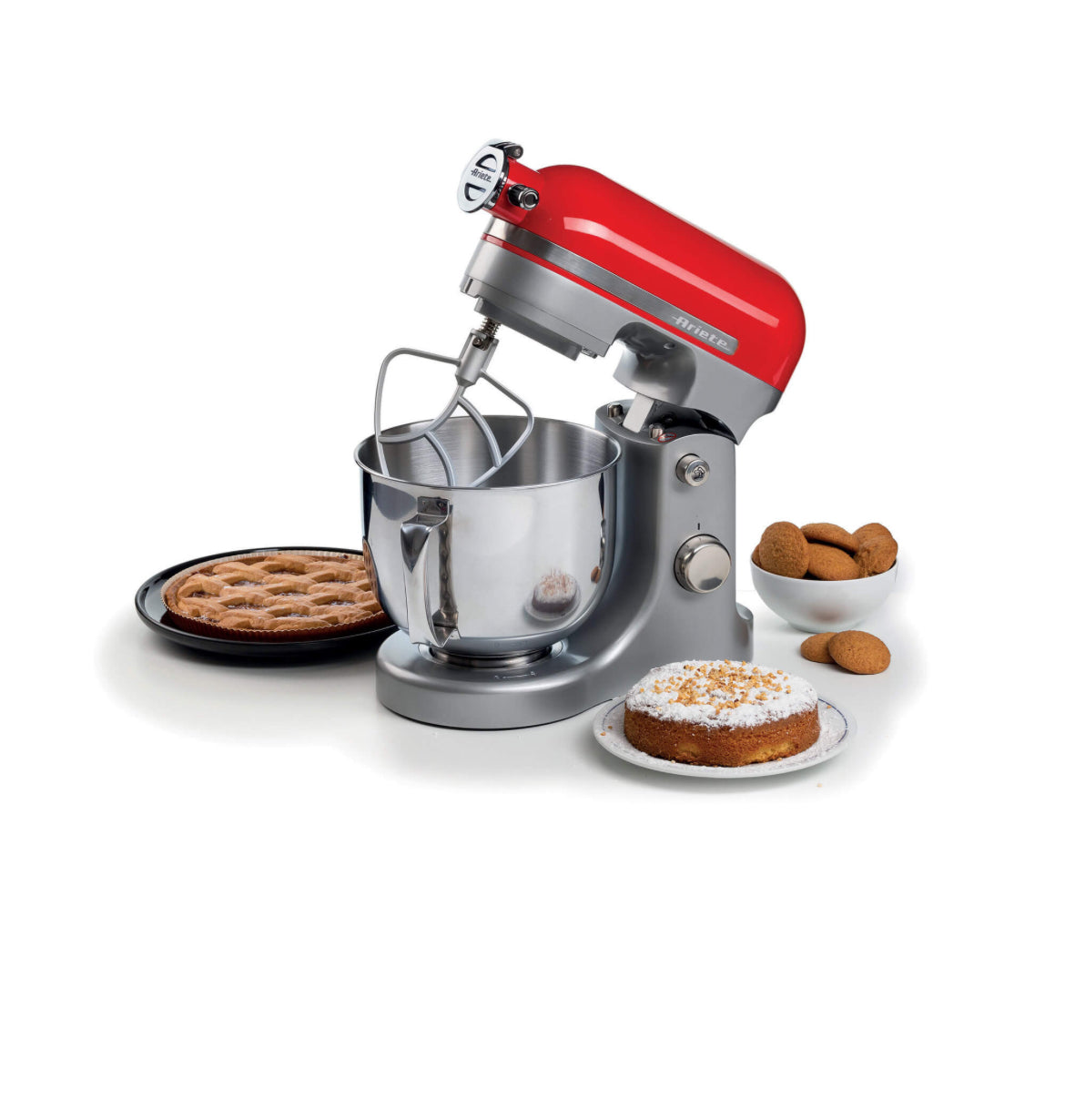 Impastatrice Moderna Rossa
1589/00
Planetaria in alluminio pressofuso, design elegante e capiente tazza in acciaio inox da 5,5L con maniglia. Solida, silenziosa e potente grazie ai 1600W e alle 11 velocità di movimento planetario, è ideale per amalgamare,