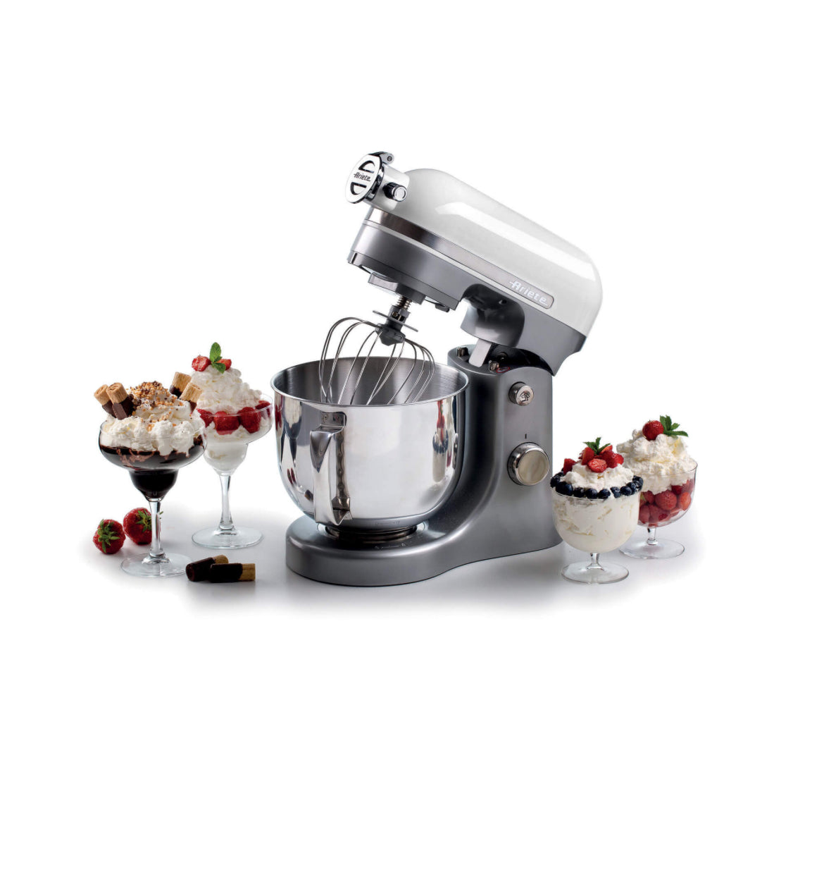 Impastatrice Moderna Bianca
1589/01
Planetaria in alluminio pressofuso, design elegante e capiente tazza in acciaio inox da 5,5L con maniglia. Solida, silenziosa e potente grazie ai 1600W e alle 11 velocità di movimento planetario, è ideale per amalgamare