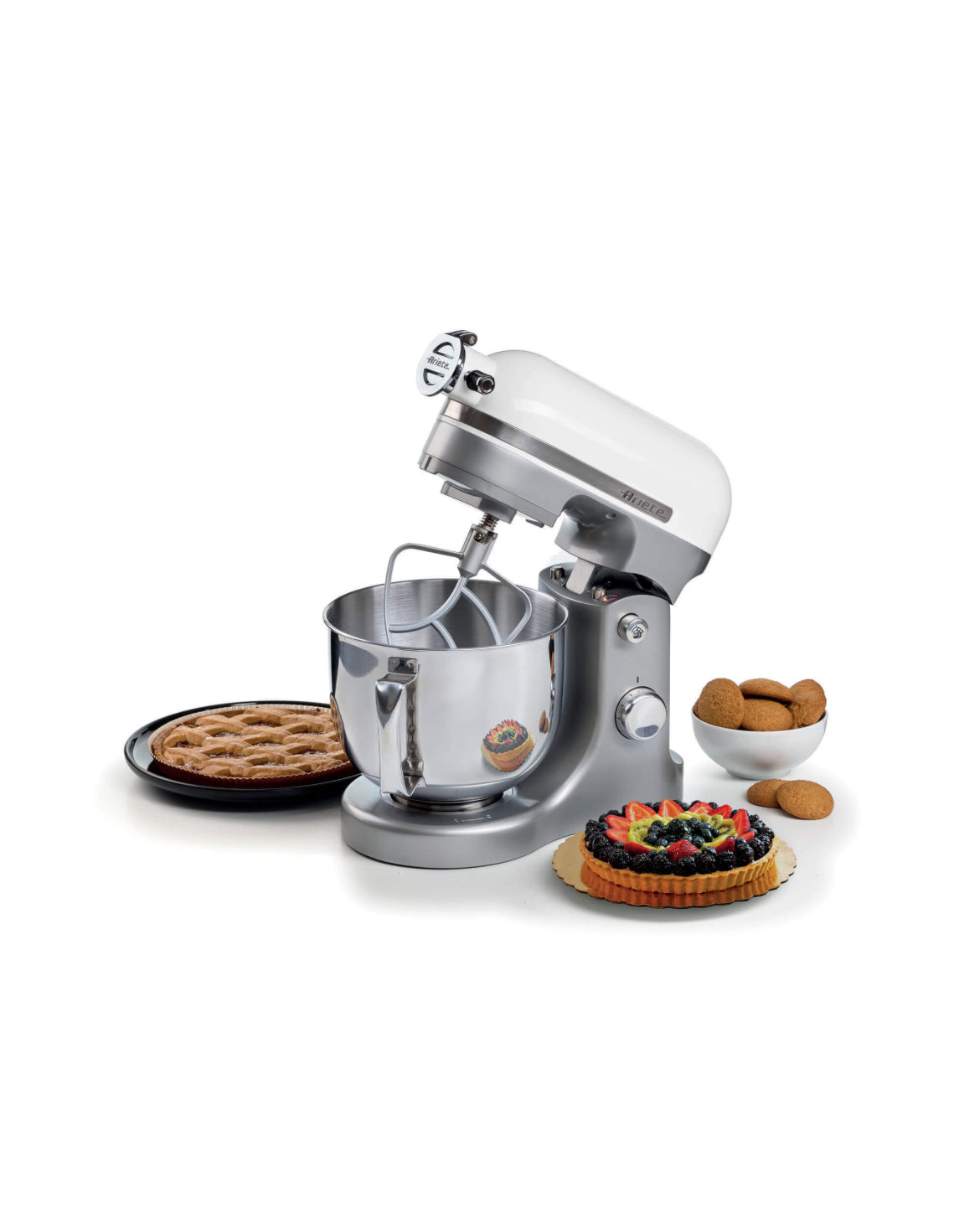 Impastatrice Moderna Bianca
1589/01
Planetaria in alluminio pressofuso, design elegante e capiente tazza in acciaio inox da 5,5L con maniglia. Solida, silenziosa e potente grazie ai 1600W e alle 11 velocità di movimento planetario, è ideale per amalgamare