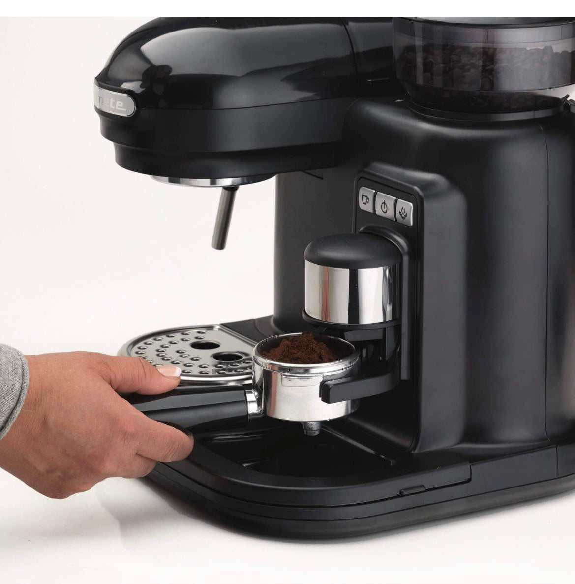 Macchina da caffè espresso con macinacaffè Moderna Nero
1318/02
Macinacaffè con erogatore. Filtro per 1 o 2 tazze.15 bar pressione. Autospegnimento. Cappuccinatore. Nero