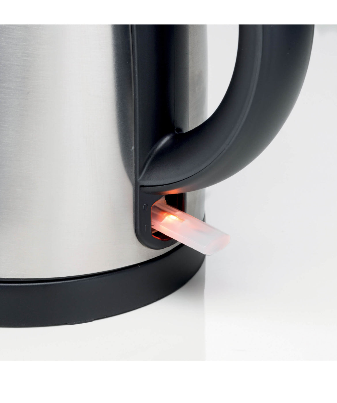1,7L Metal Kettle
2847/00
2200W di potenza. Base cordless 360°. Protezione contro il surriscaldamento. Pratico e ideale per ogni angolo della cucina. Metal