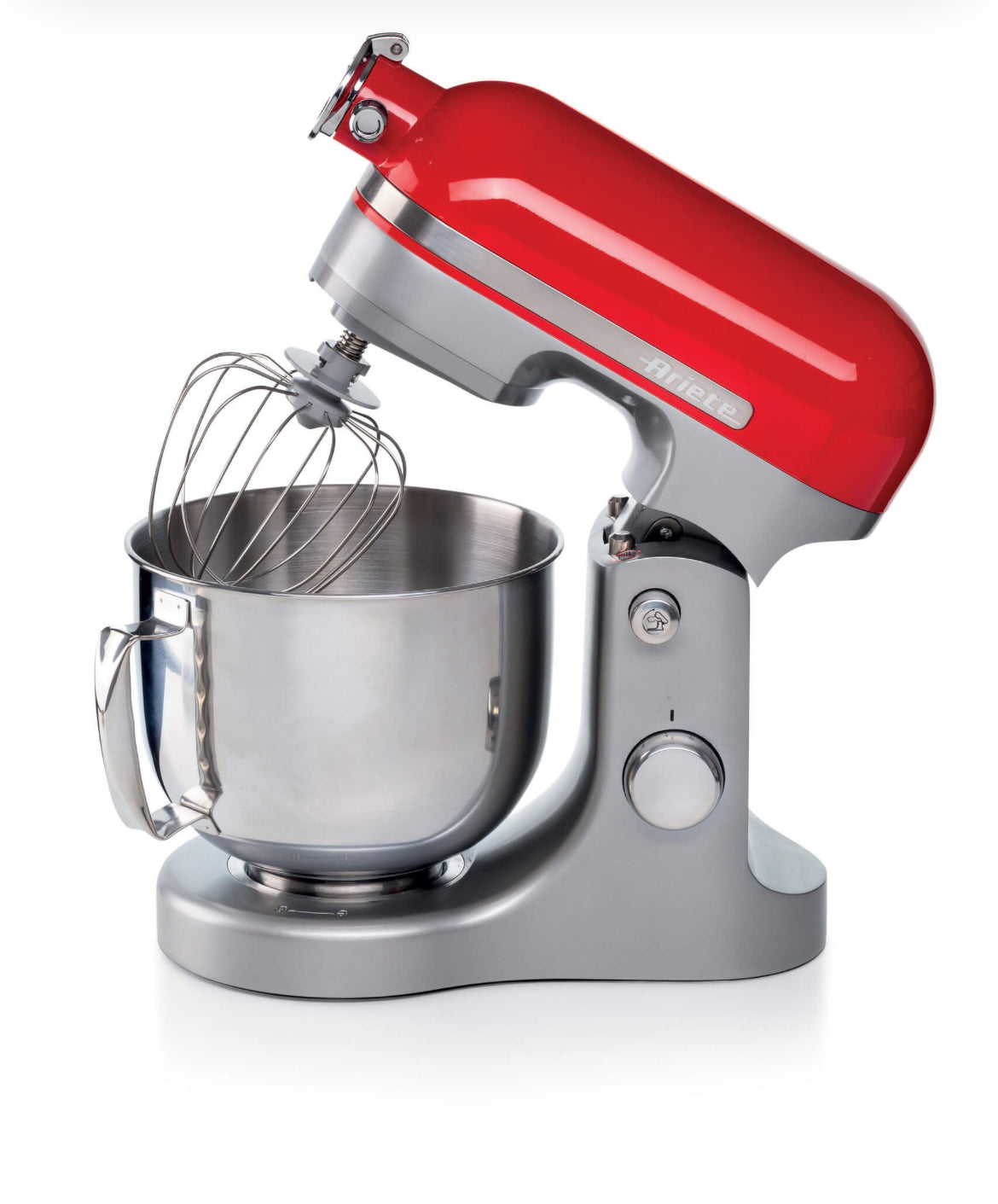 Impastatrice Moderna Rossa
1589/00
Planetaria in alluminio pressofuso, design elegante e capiente tazza in acciaio inox da 5,5L con maniglia. Solida, silenziosa e potente grazie ai 1600W e alle 11 velocità di movimento planetario, è ideale per amalgamare,