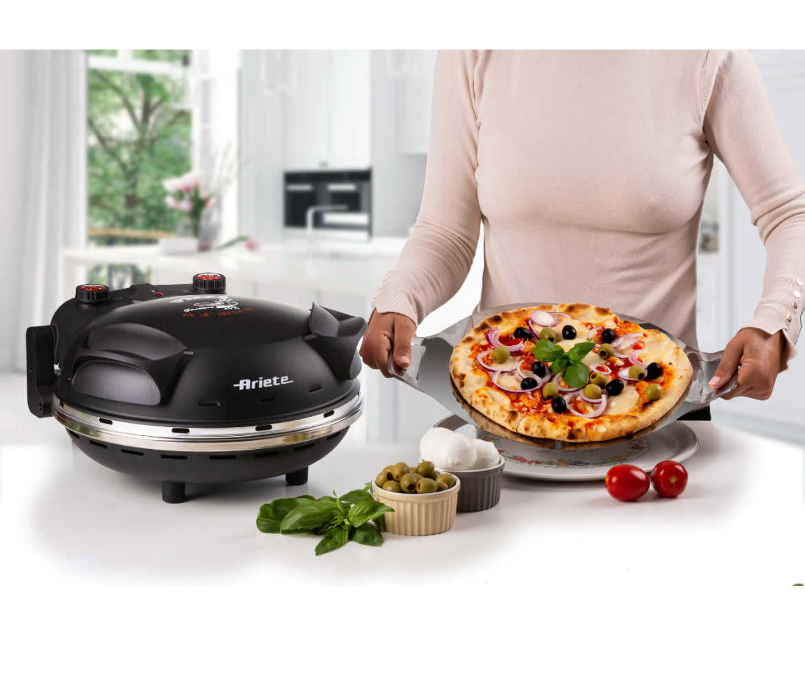 Pizza in 4' minuti Nero
0917/00
Forno per pizza elettrico in pietra refrattaria con trattamento antiaderente di 32 cm di diametro. 5 livelli di cottura. Temperatura massima 400°. Ideale per cuocere la pizza fatta in casa. Nero