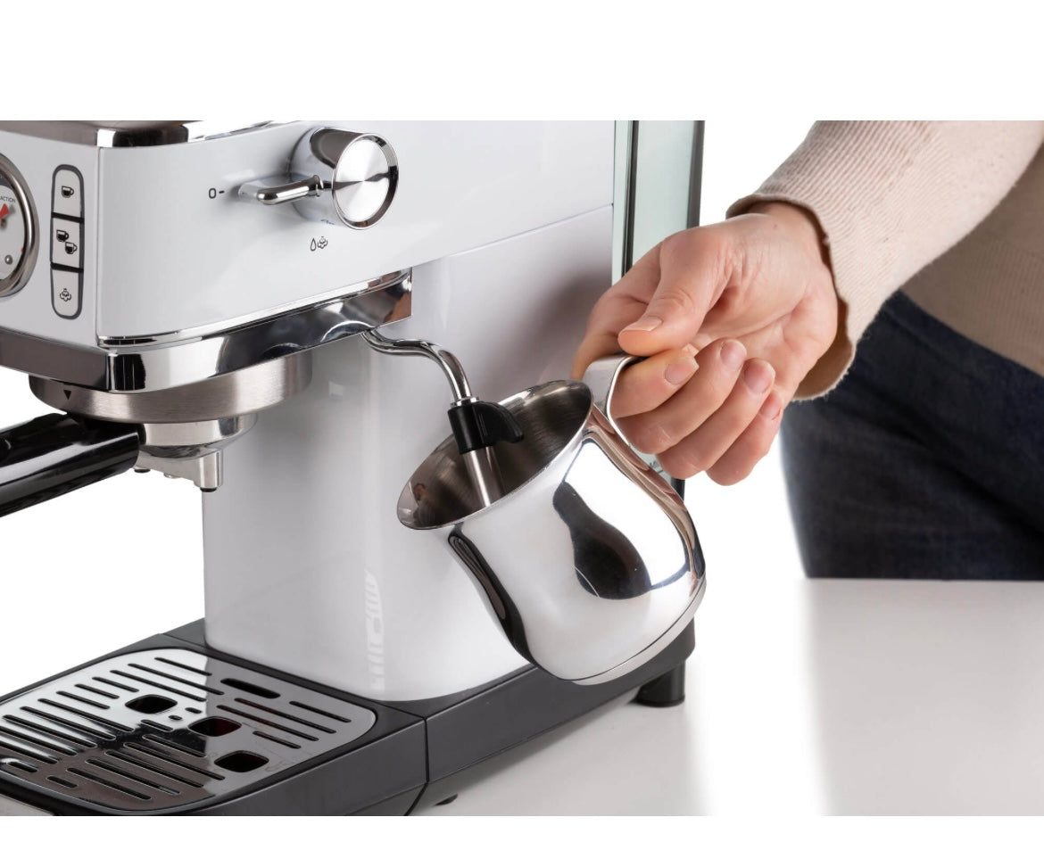 Macchina per caffè espresso Metal con manometro 1381 Bianco
1381/14
Solida preziosa e compatta per caffè gustosi e cappuccini cremosi grazie al dispositivo Maxi-Cappuccino. Manometro integrato. Compatibile con polvere di caffè e cialde ESE. Erogazione acq
