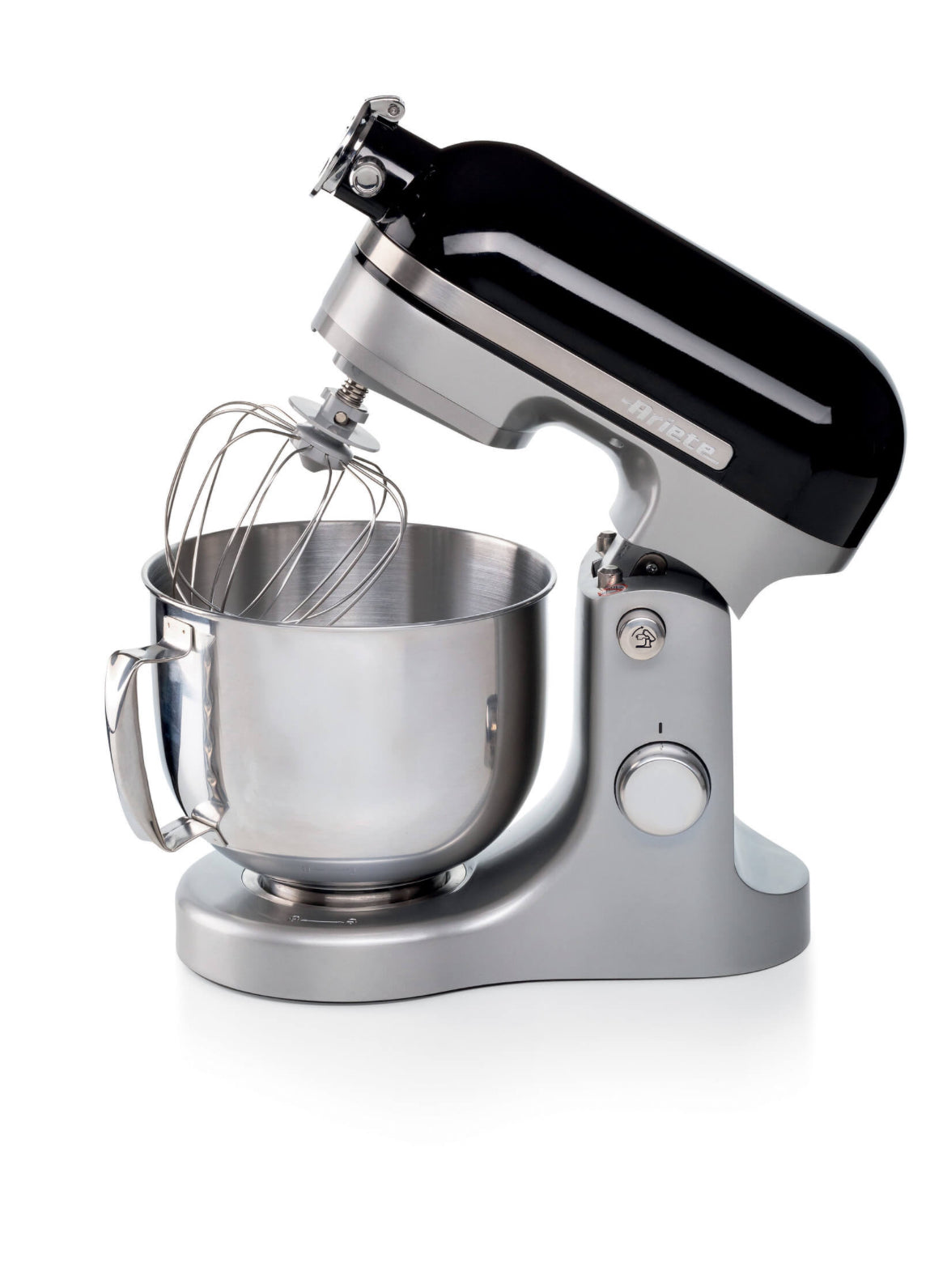 Impastatrice Moderna Nera
1589/02
Planetaria in alluminio pressofuso, design elegante e capiente tazza in acciaio inox da 5,5L con maniglia. Solida, silenziosa e potente grazie ai 1600W e alle 11 velocità di movimento planetario, è ideale per amalgamare,
