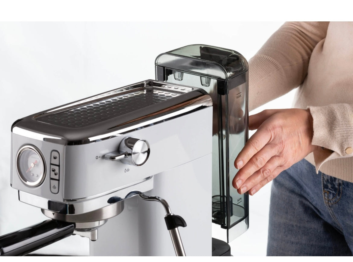 Macchina per caffè espresso Metal con manometro 1381 Bianco
1381/14
Solida preziosa e compatta per caffè gustosi e cappuccini cremosi grazie al dispositivo Maxi-Cappuccino. Manometro integrato. Compatibile con polvere di caffè e cialde ESE. Erogazione acq