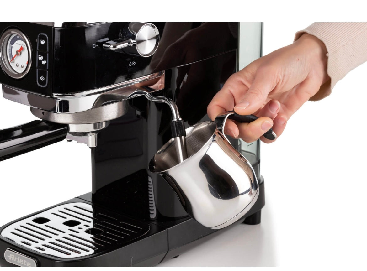 Macchina per caffè espresso Metal con manometro 1381 Nero
1381/32
Solida preziosa e compatta per caffè gustosi e cappuccini cremosi grazie al dispositivo Maxi-Cappuccino. Manometro integrato. Compatibile con polvere di caffè e cialde ESE. Erogazione acqua