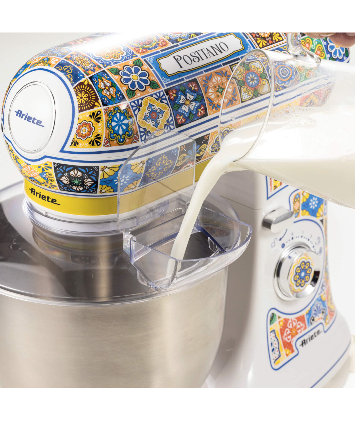 Impastatrice Planetaria Positano
1588/0P
Planetaria con tazza da 5,5 litri in acciaio inox. Gancio impasti duri, frusta impasti morbidi, frusta per montare. 7 velocità per impastare, montare e amalgamare tutti gli ingredienti