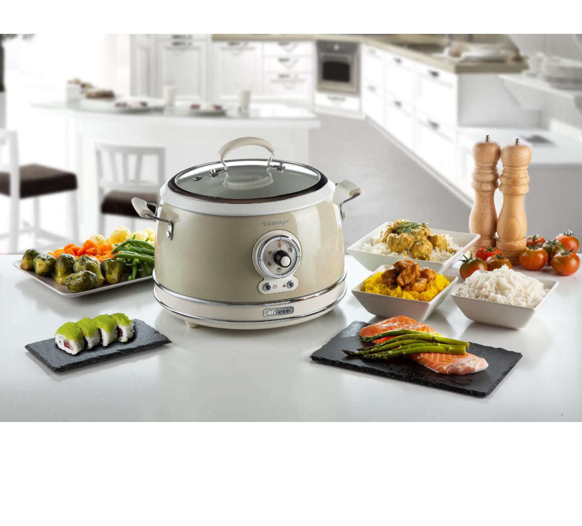 Rice Cooker & Slow Cooker beige
2904/03
Cuociriso elettrico e Slow Cooker con 5 diverse modalità di cottura: riso, sauté, a vapore, riscaldamento e slow cooker. Bowl in ceramica removibile e inseribile in forno a 180° per gratinare e terminare la cottura.