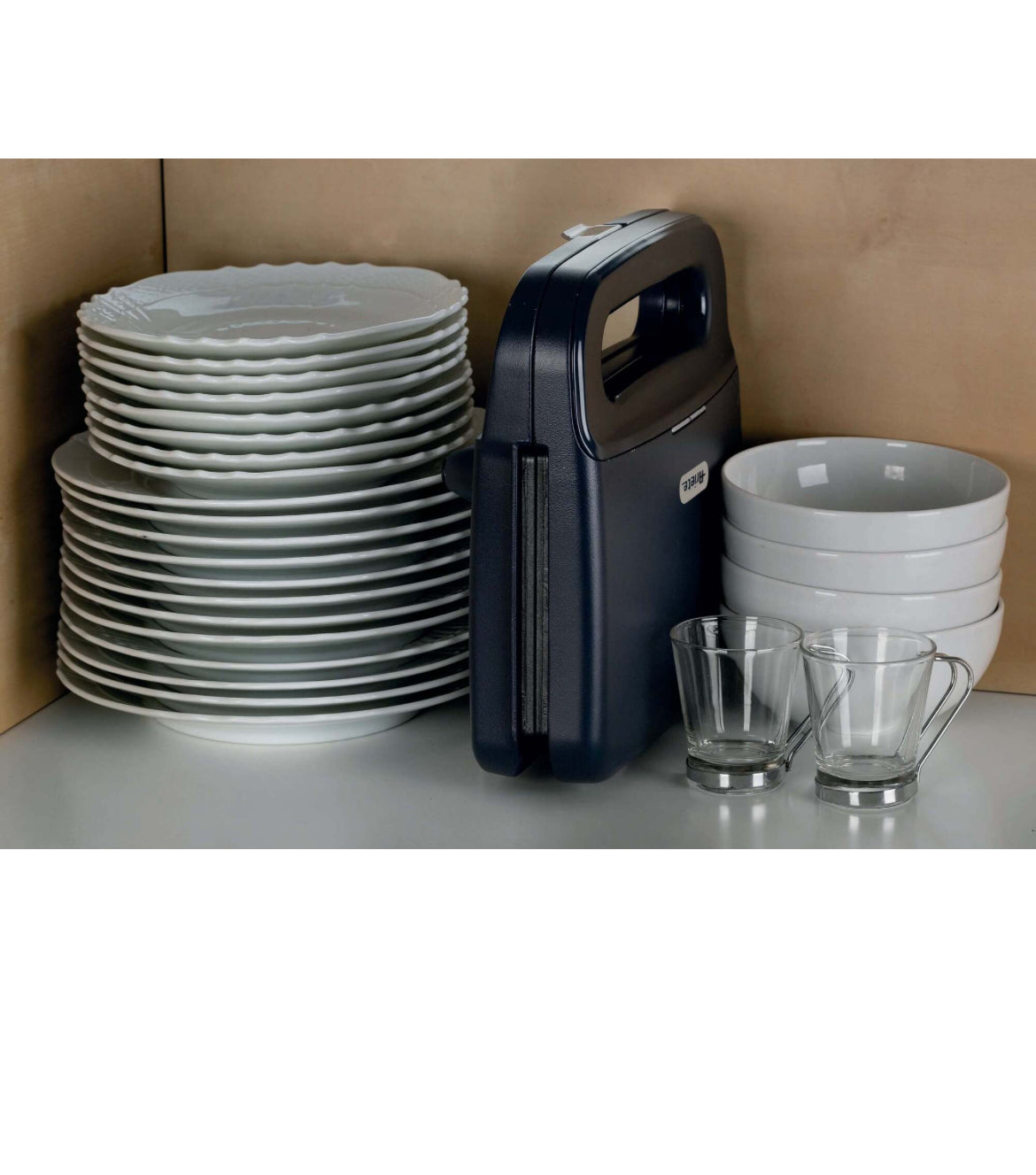 Tostiera Breakfast Dark & Sahara Grey
1971/00
750 W. Piastre fisse per grill di 23x13 cm con rivestimento antiaderente. Pratica e ideale per ogni angolo della cucina anche in posizione verticale. Grigio scuro & Tortora