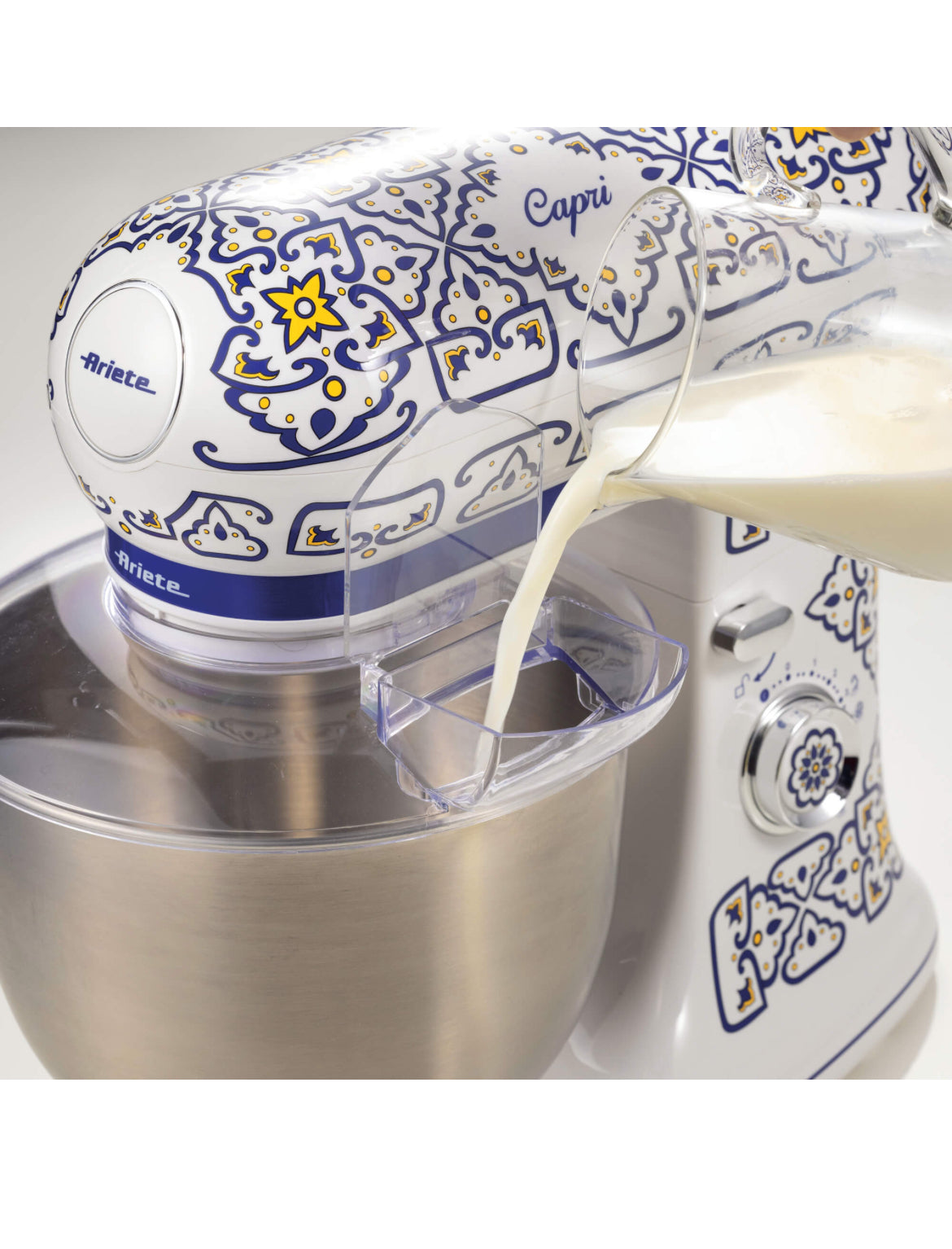 Impastatrice Planetaria Capri
1588/0C
Planetaria con tazza da 5,5 litri in acciaio inox. Gancio impasti duri, frusta impasti morbidi, frusta per montare. 7 velocità per impastare, montare e amalgamare tutti gli ingredienti.