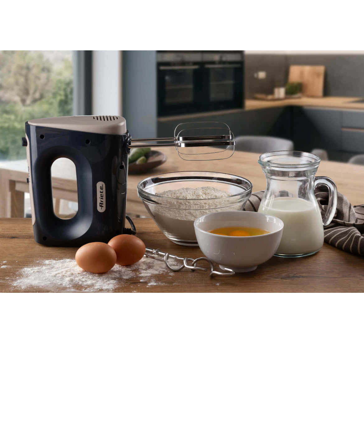 Sbattitore elettrico Breakfast Dark & Sahara Grey
1545/00
Miglior omogeneità dei prodotti e tempi di lavorazione ridotti. 450W. 5 velocità + Funzione Turbo con fruste elettriche per montare e impastare. Grigio scuro & Tortora