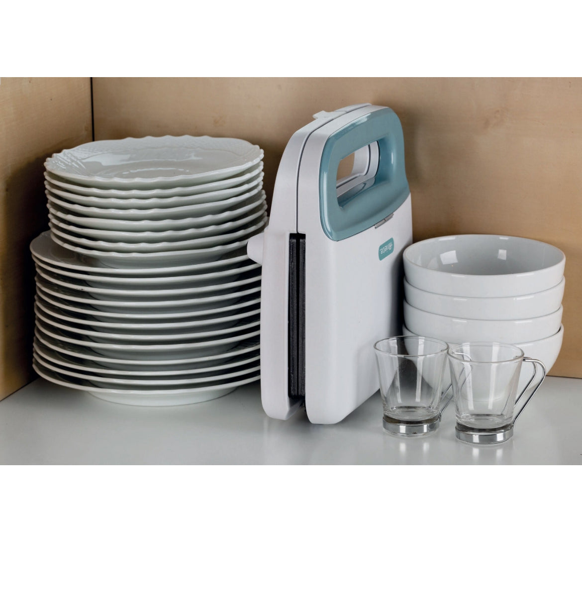 Tostiera Breakfast White & Aegean Teal
1971/01
750 W. Piastre fisse per grill di 23x13 cm con rivestimento antiaderente. Pratica e ideale per ogni angolo della cucina anche in posizione verticale. Bianco & Celeste