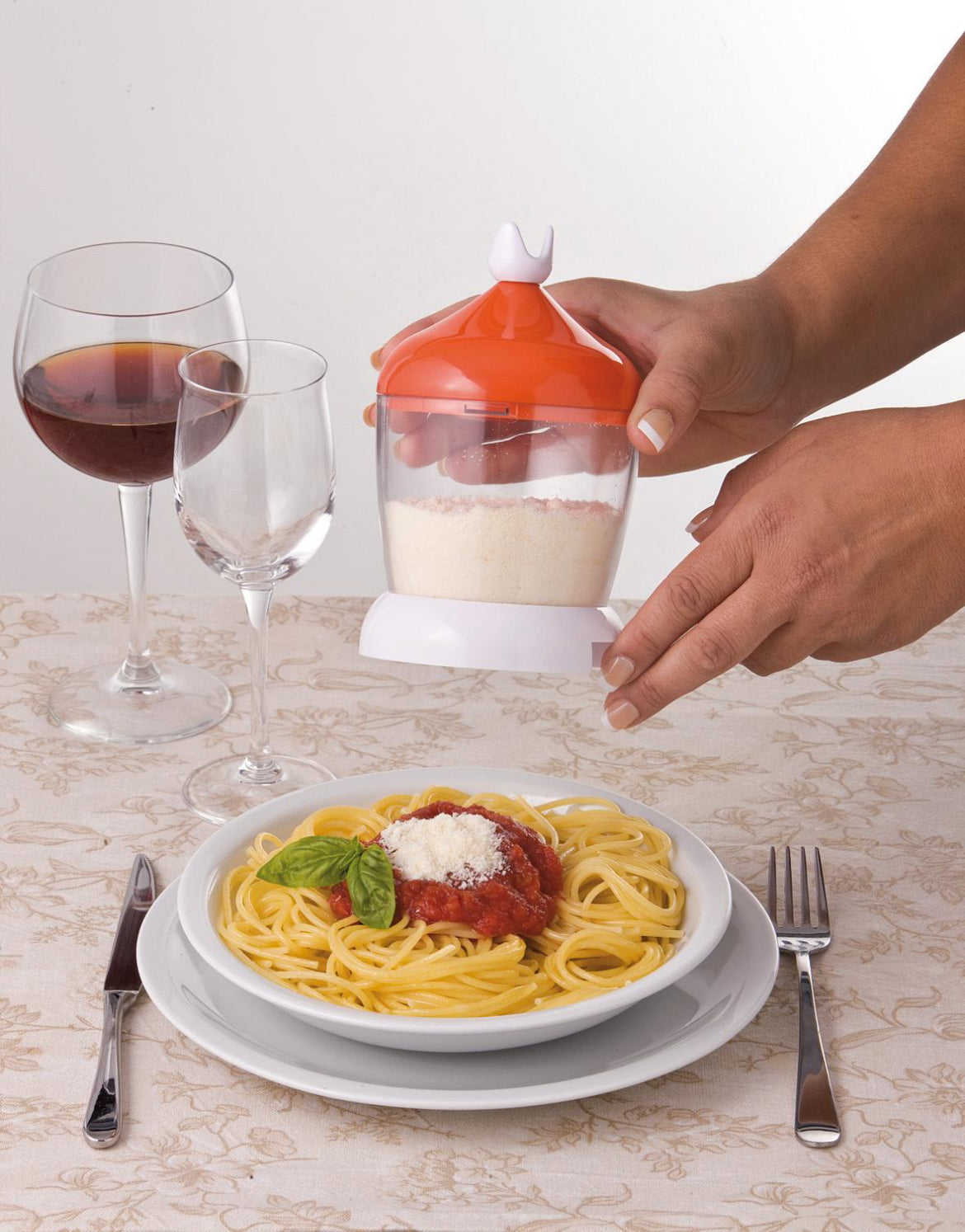 Gratì Turbo Arancione
0439/21
Dotata di coperchio salvafreschezza e dosatore per versare direttamente nel piatto. Lama in acciaio inox. Capacità 200cc. Potenza 200w.