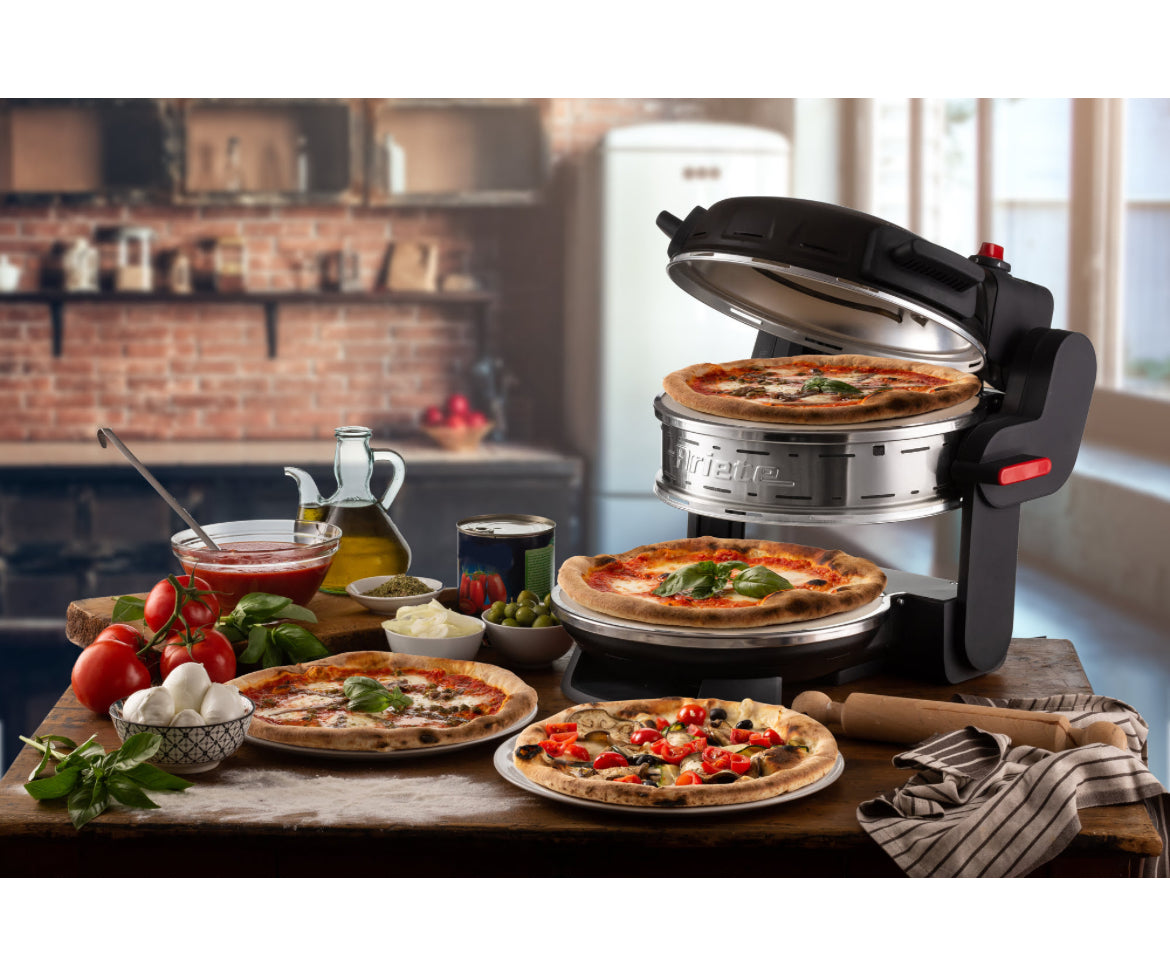 Pizzeria Ariete Nero
0927/01
Forno elettrico per 2 pizze con 2 pietre refrattarie di 32 cm di diametro con trattamento antiaderente. 2 termostati separati. 5 livelli di cottura. Temperatura massima 400°. Ideale per cuocere 2 pizze contemporaneamente. Nero