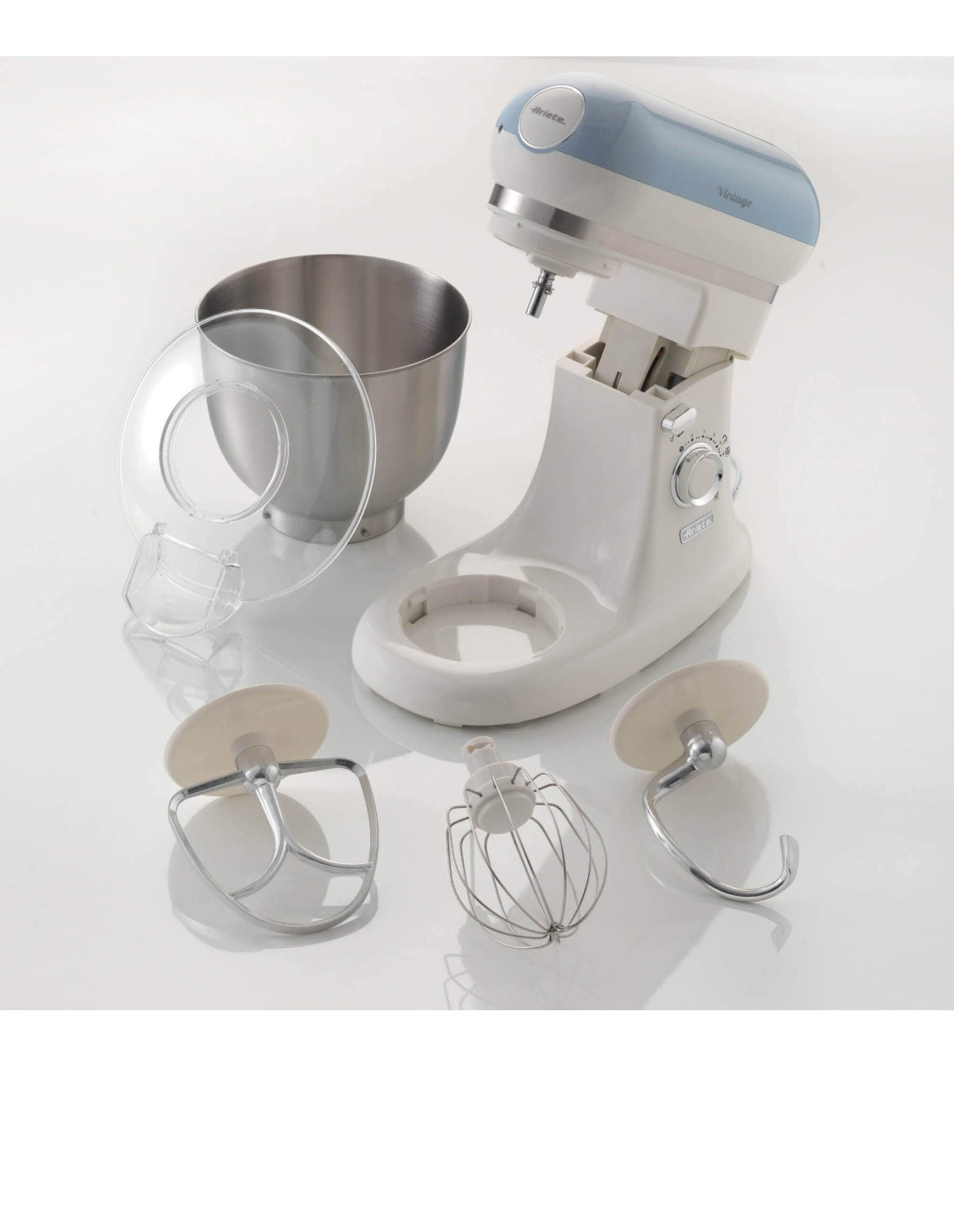 Impastatrice Planetaria Vintage Celeste
1588/05
Planetaria con tazza da 5,5 litri in acciaio inox. Gancio impasti duri, frusta impasti morbidi, frusta per montare. 7 velocità per impastare, montare e amalgamare tutti gli ingredienti. Celeste