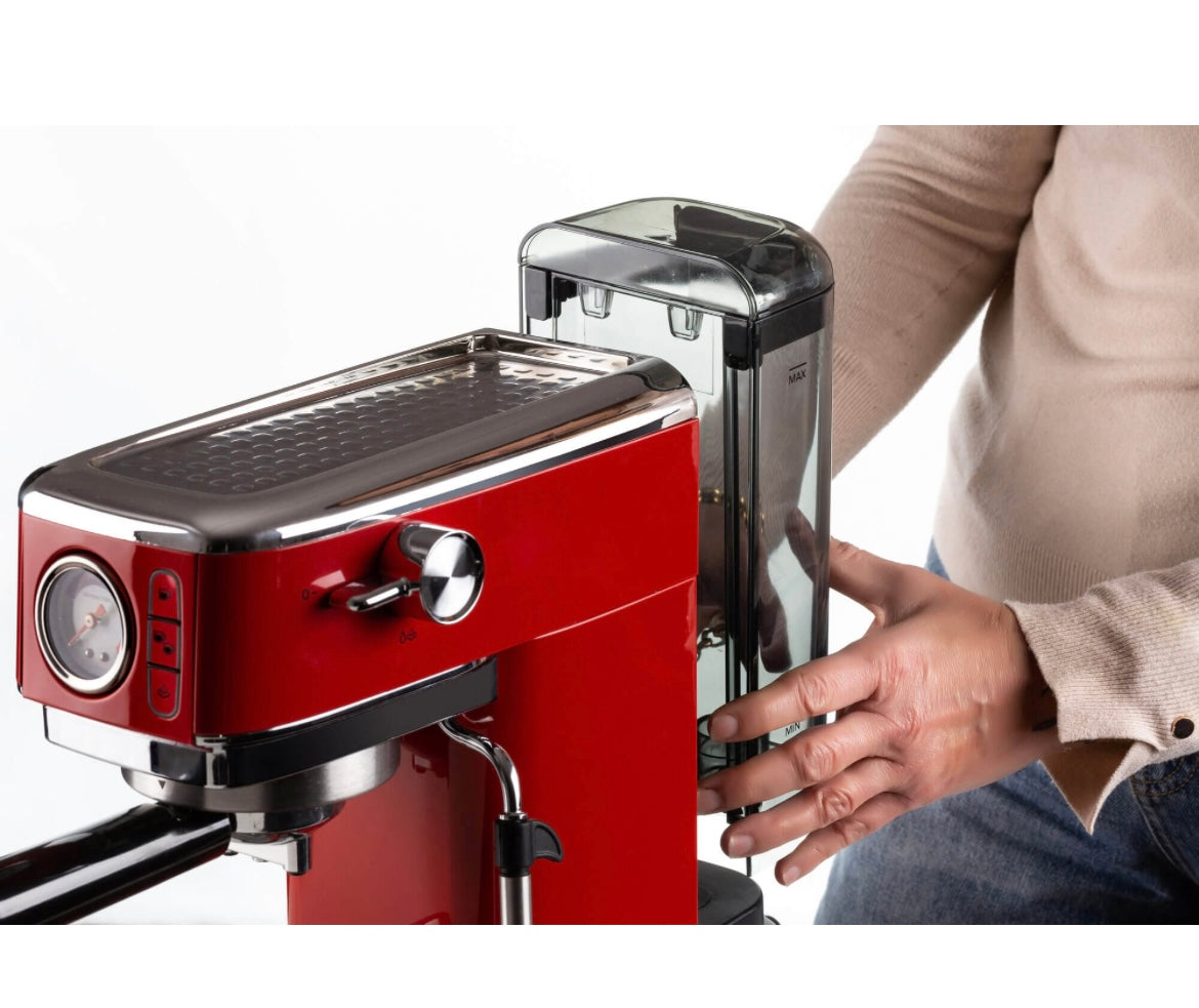 Macchina per caffè espresso Metal con manometro 1381 Rosso
1381/13
Solida preziosa e compatta per caffè gustosi e cappuccini cremosi grazie al dispositivo Maxi-Cappuccino. Manometro integrato. Compatibile con polvere di caffè e cialde ESE. Erogazione acqu