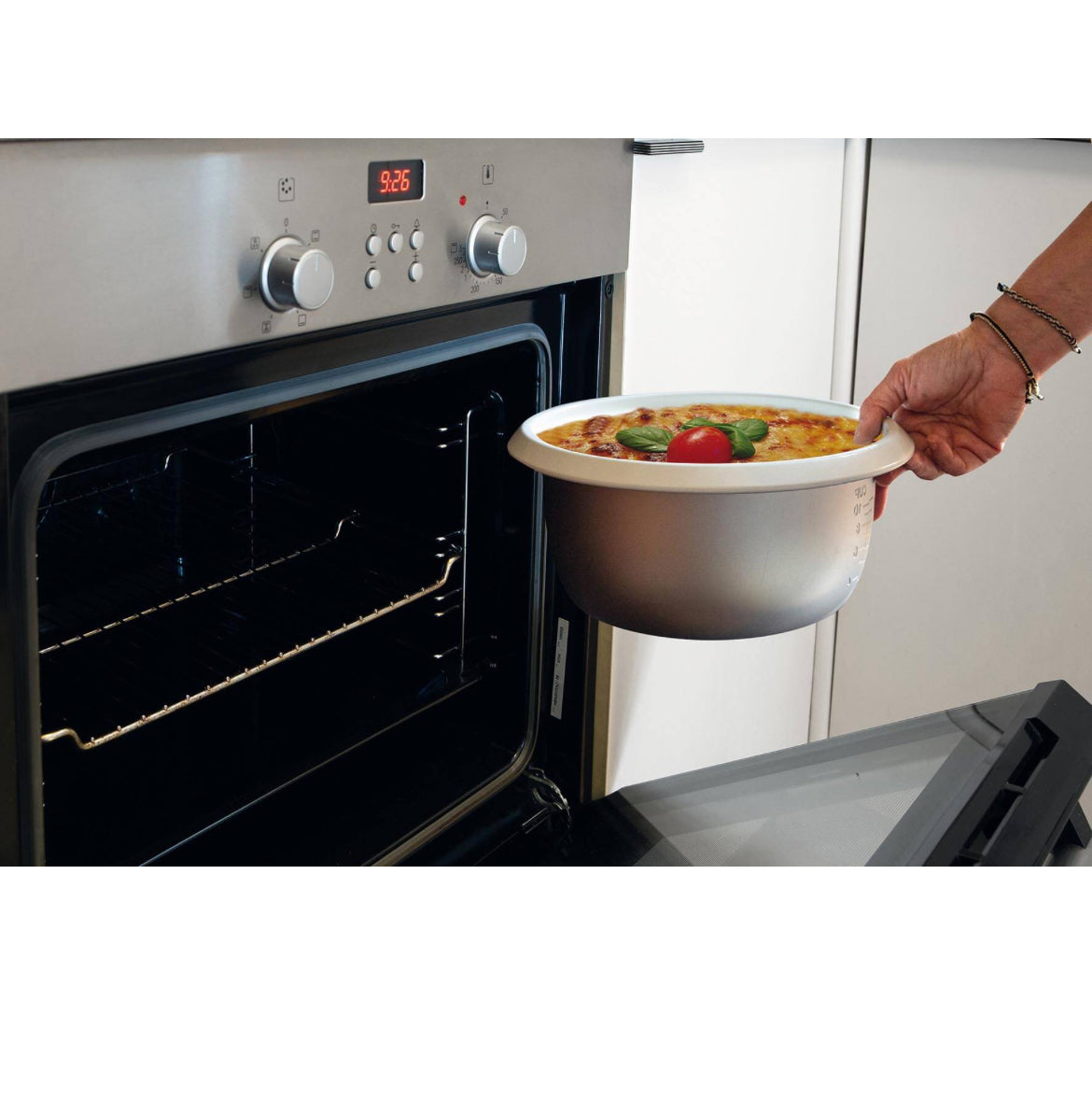 Rice Cooker & Slow Cooker beige
2904/03
Cuociriso elettrico e Slow Cooker con 5 diverse modalità di cottura: riso, sauté, a vapore, riscaldamento e slow cooker. Bowl in ceramica removibile e inseribile in forno a 180° per gratinare e terminare la cottura.
