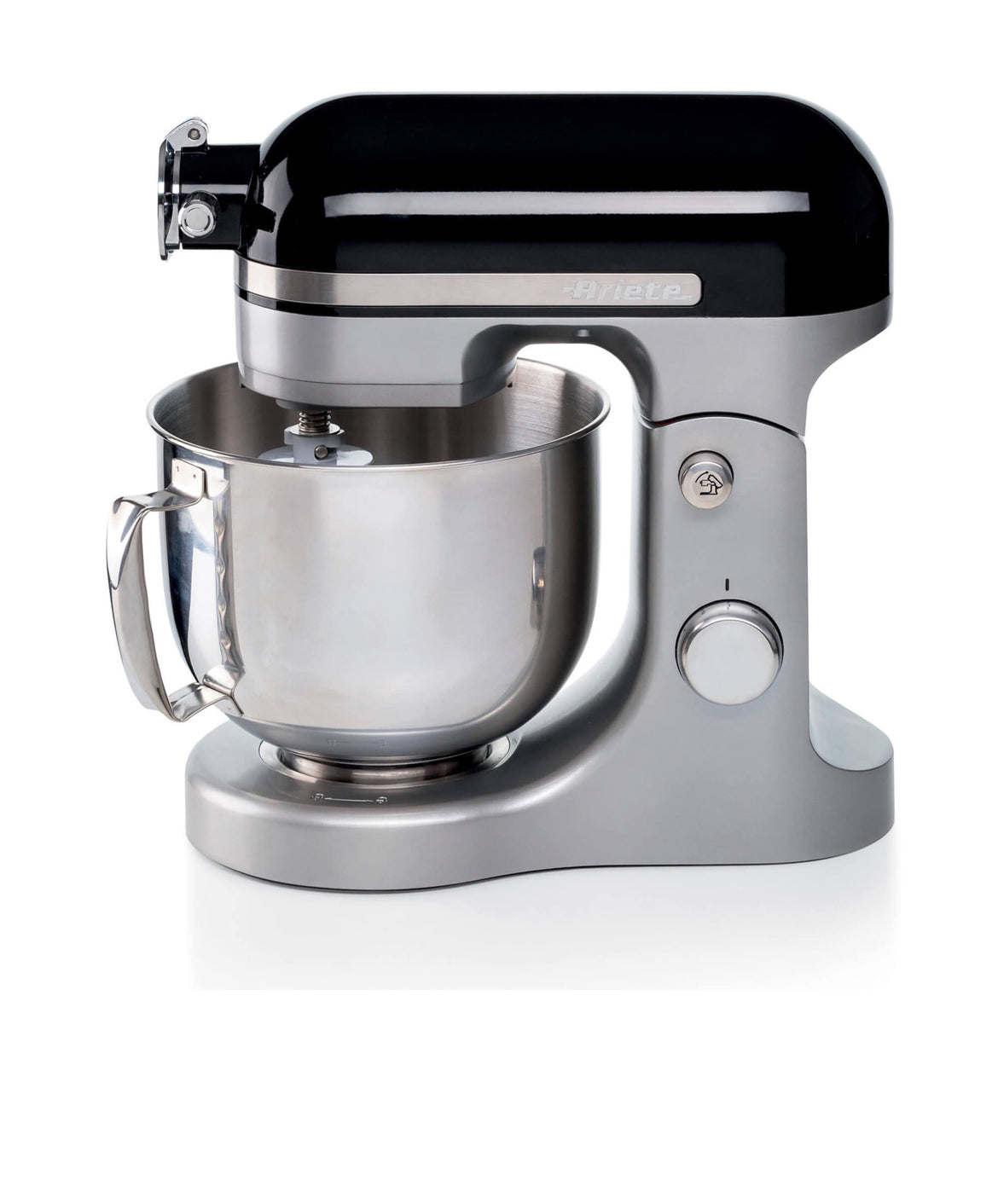 Impastatrice Moderna Nera
1589/02
Planetaria in alluminio pressofuso, design elegante e capiente tazza in acciaio inox da 5,5L con maniglia. Solida, silenziosa e potente grazie ai 1600W e alle 11 velocità di movimento planetario, è ideale per amalgamare,