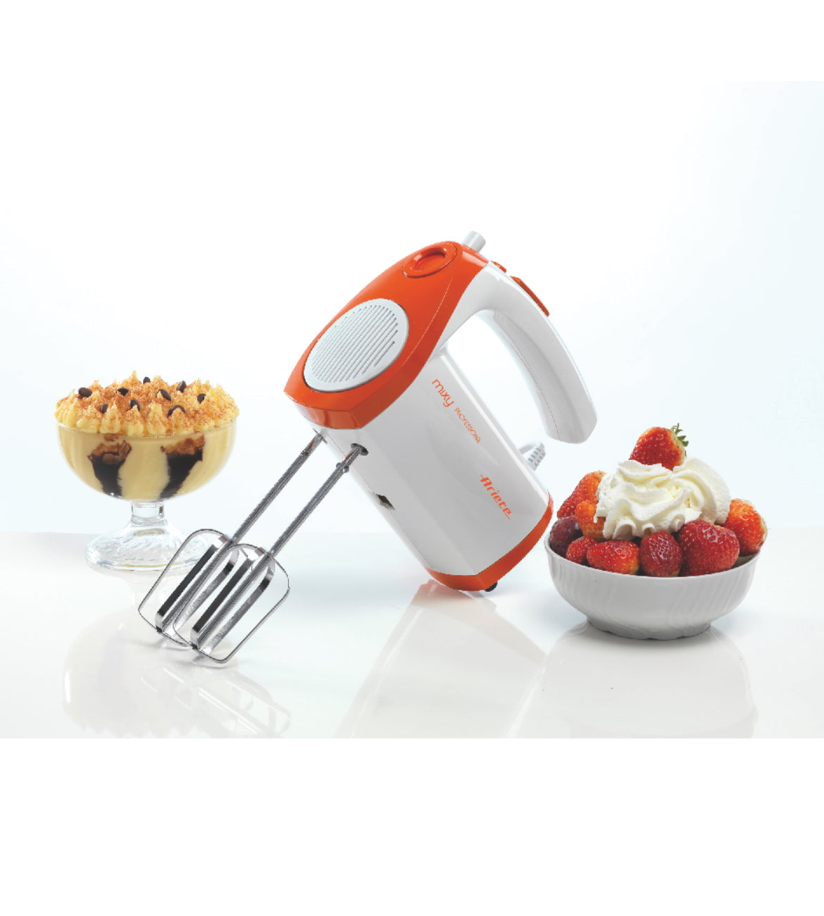 Mixy Professional
1565/11
Sbattitore elettrico con ciotola rotante da 2,4 Litri. 2 set di fruste in Acciaio Inox per montare e per impastare. 5 velocità + Turbo.