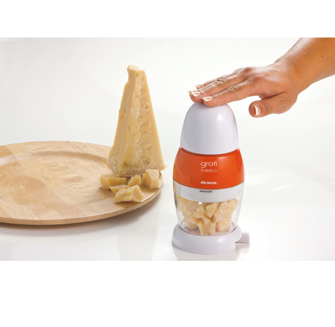 Gratì Turbo Arancione
0439/21
Dotata di coperchio salvafreschezza e dosatore per versare direttamente nel piatto. Lama in acciaio inox. Capacità 200cc. Potenza 200w.