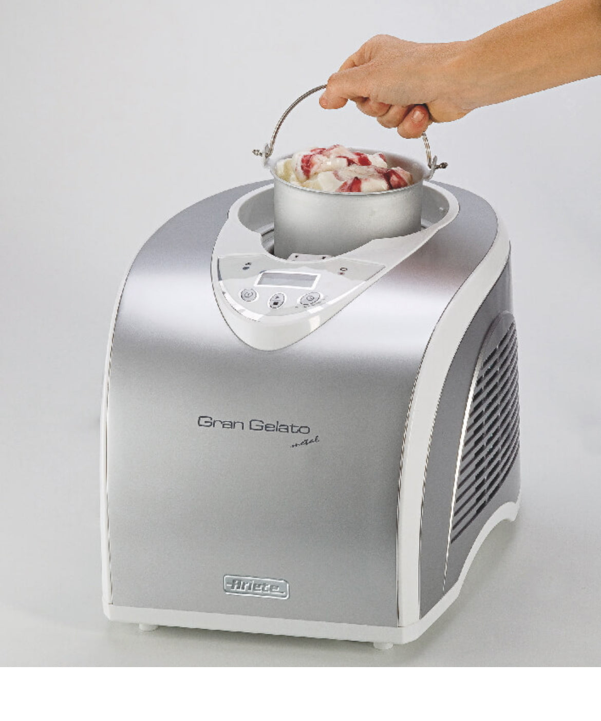 Gran Gelato Metal
0693/00
Gelatiera autorefrigerante per preparare il gelato fatto in casa. Cestello estraibile e compressore per creare un gusto dopo l’altro. Facile e intuitiva da utilizzare.