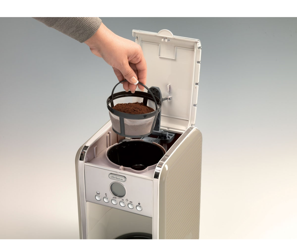 Macchina da Caffè Americano Vintage Beige
1342/03
Macchina per caffè americano, drip coffee con caraffa in vetro da 4-12 tazze. Programmabile fino a 24 ore prima.