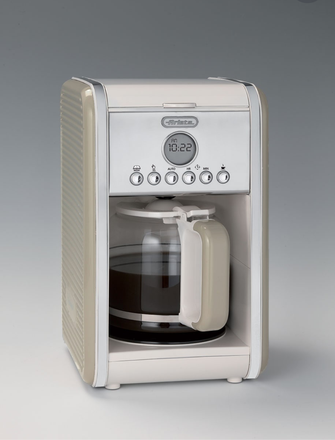 Macchina da Caffè Americano Vintage Beige
1342/03
Macchina per caffè americano, drip coffee con caraffa in vetro da 4-12 tazze. Programmabile fino a 24 ore prima.
