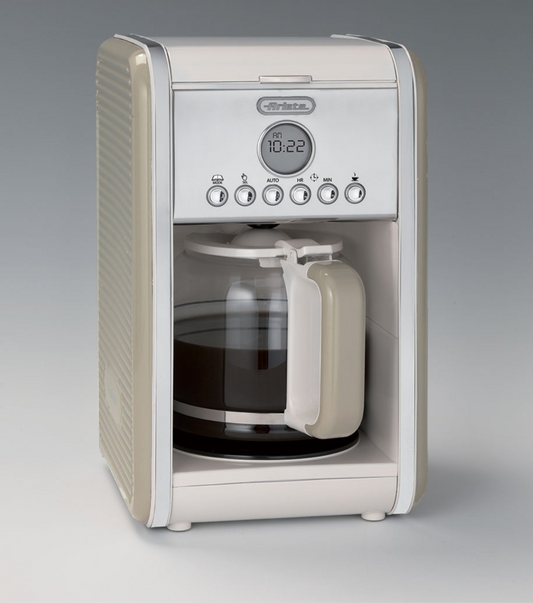 Macchina da Caffè Americano Vintage Beige
1342/03
Macchina per caffè americano, drip coffee con caraffa in vetro da 4-12 tazze. Programmabile fino a 24 ore prima.