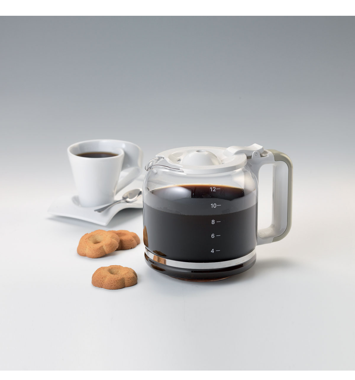 Macchina da Caffè Americano Vintage Beige
1342/03
Macchina per caffè americano, drip coffee con caraffa in vetro da 4-12 tazze. Programmabile fino a 24 ore prima.