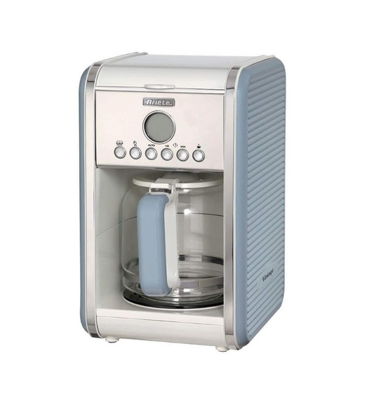 Macchina da Caffè Americano Vintage Celeste
1342/05
Macchina per caffè americano, drip coffee con caraffa in vetro da 4-12 tazze. Programmabile fino a 24 ore prima.