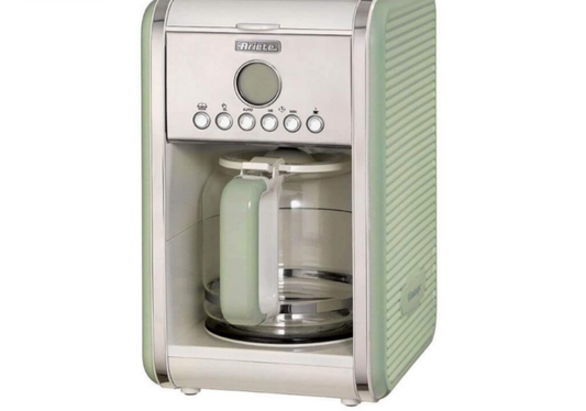 Macchina da Caffè Americano Vintage Verde
1342/04
Macchina per caffè americano, drip coffee con caraffa in vetro da 4-12 tazze. Programmabile fino a 24 ore prima.