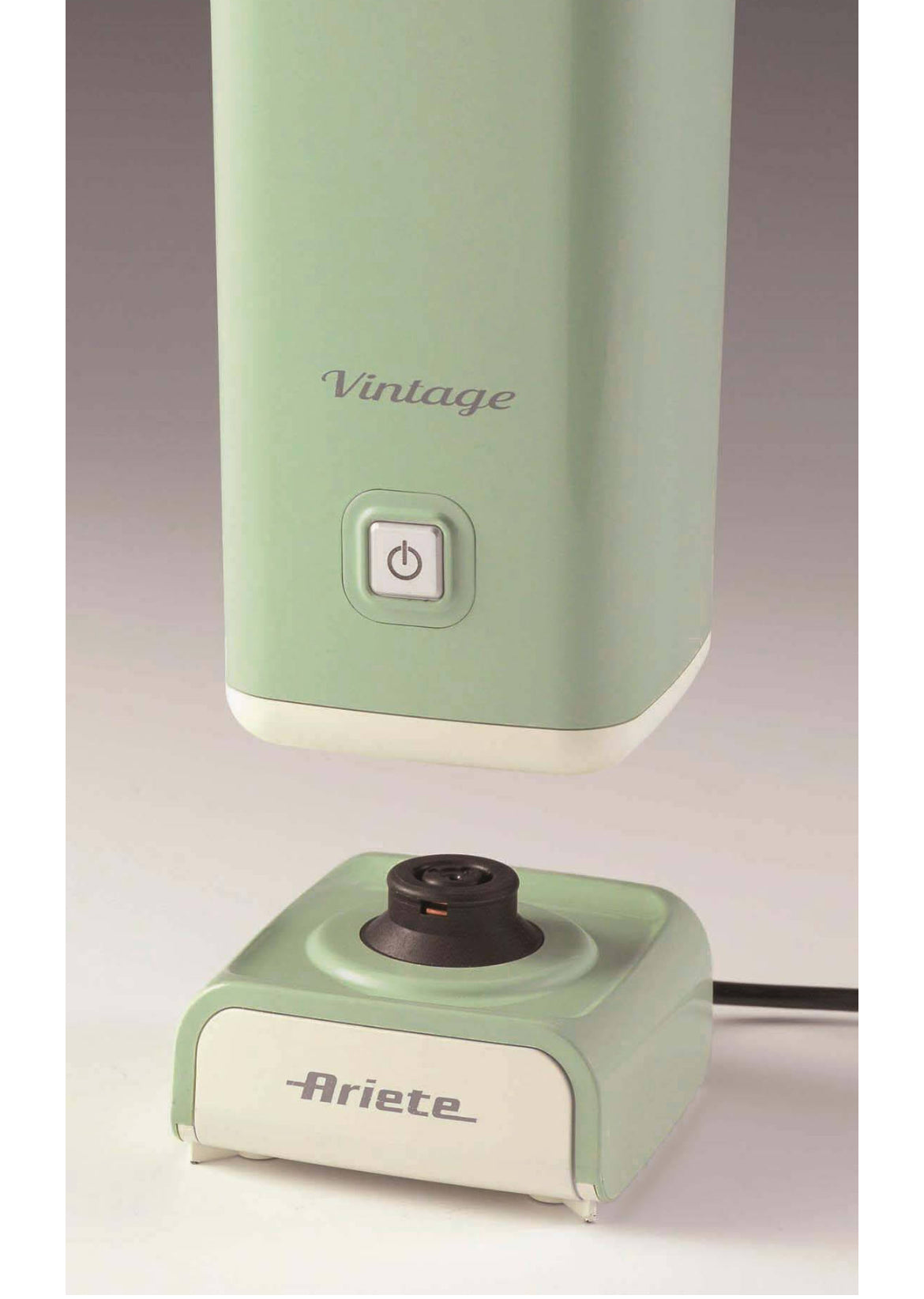 Cappuccinatore Vintage Verde
2878/04
Cappuccino, latte macchiato, caffè latte. Con un solo pulsante monta il latte caldo o freddo in meno di 2 minuti, per le tue colazioni più gustose a casa