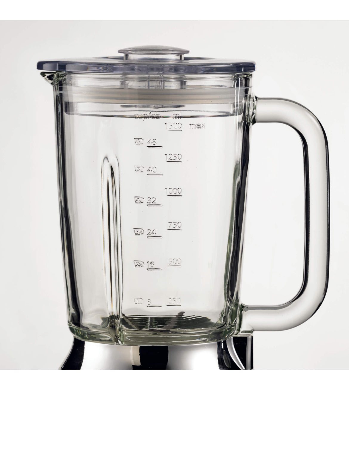 Frullatore con Tazza in Vetro Positano
0583/0P
Tazza in vetro da 1,5 Litri. 4 Velocità + Pulse con funzione tritaghiaccio. 4 Lame in Acciaio Inox.