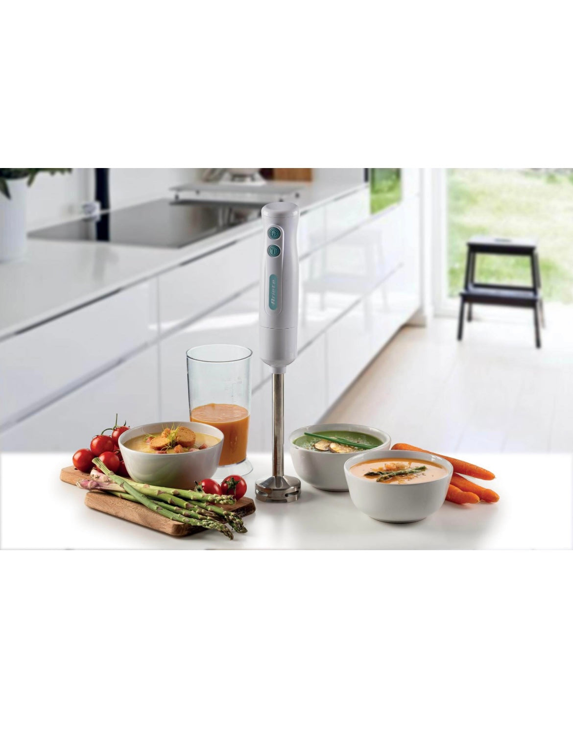 Frullatore a Immersione Breakfast White & Aegean Teal
0601/01
700W. 2 velocità. Lama e Gamba removibile in acciaio inox. Pratico e ideale per ogni angolo della cucina. Bianco & Celeste